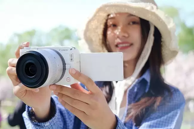 2025专业视频创作工具：佳能R50V