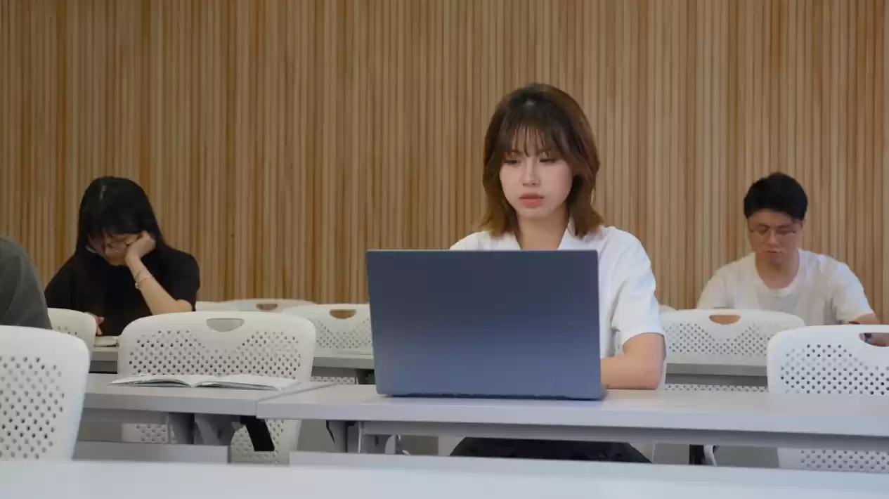 华硕无畏Pro15整体展示