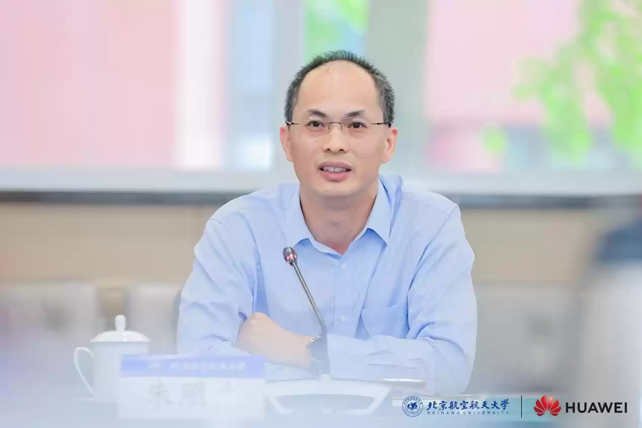 华为计算产品线副总裁朱照生发言
