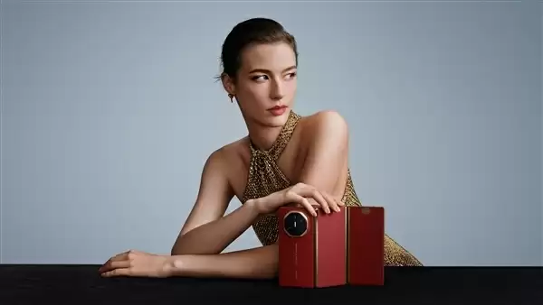 全球首款三折叠!华为Mate