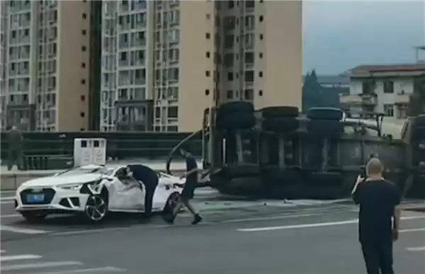 奥迪A4L被水泥罐车压顶车主几乎无伤