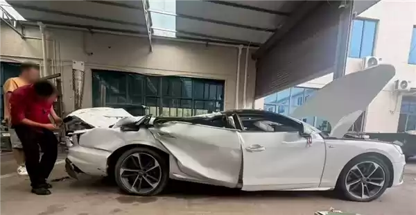 奥迪A4L被水泥罐车压顶车主几乎无伤