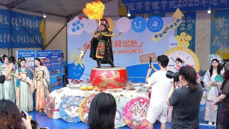 重庆城市科技学院迎新文艺表演