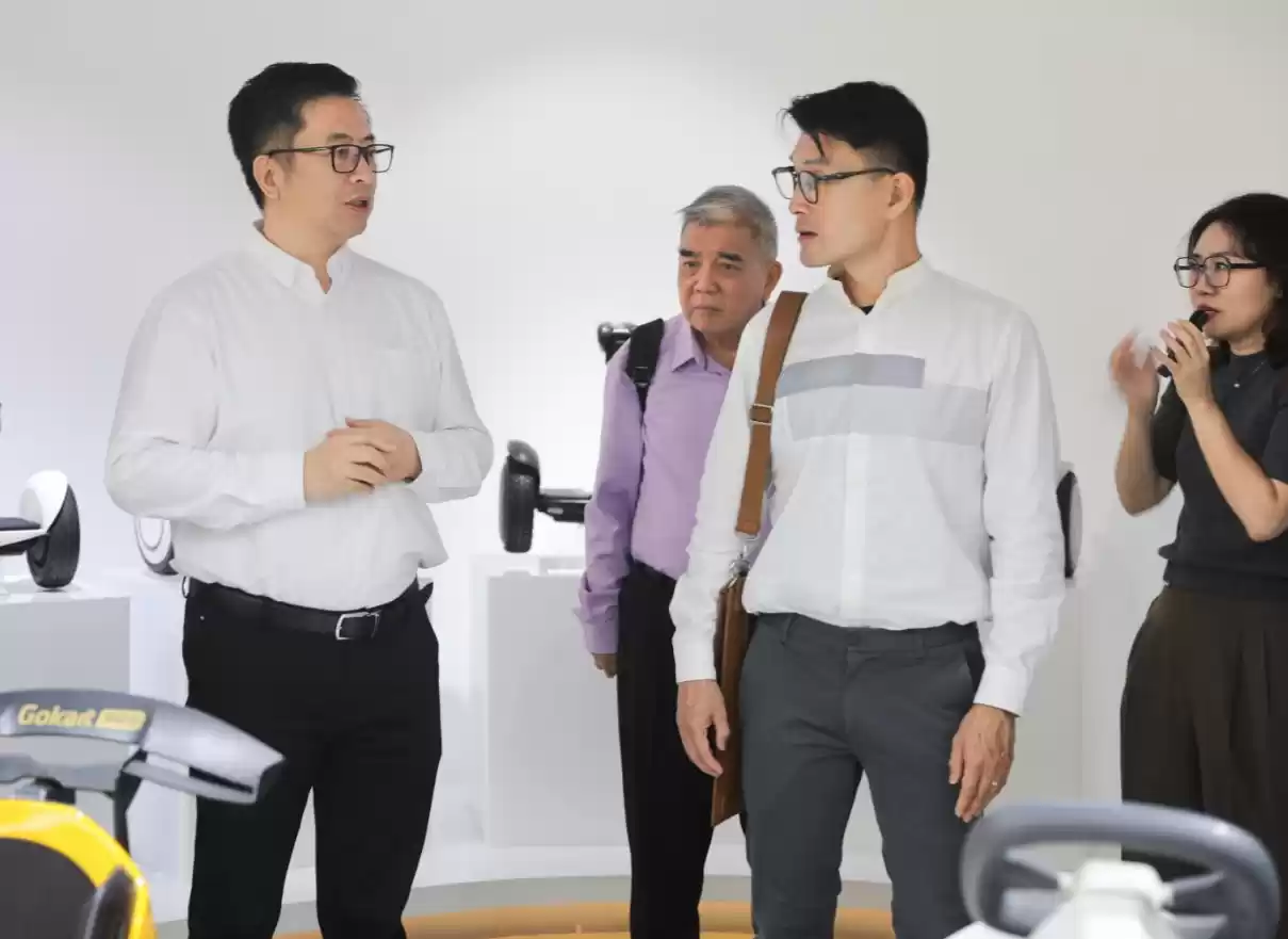 高禄峰向马炎庆介绍九号公司