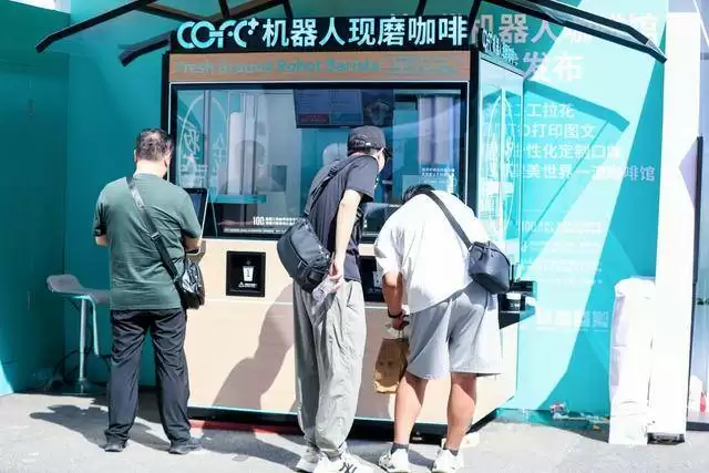 COFE+咖啡机器人操作现场