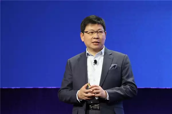 内涵友商的车在马路上漂移到绿化带!余承东:加速性能过剩