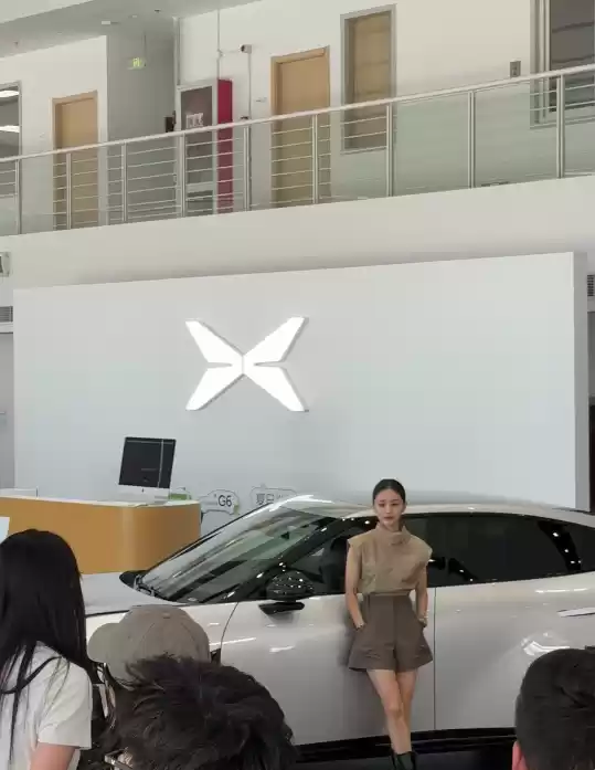 王子文现身小鹏门店