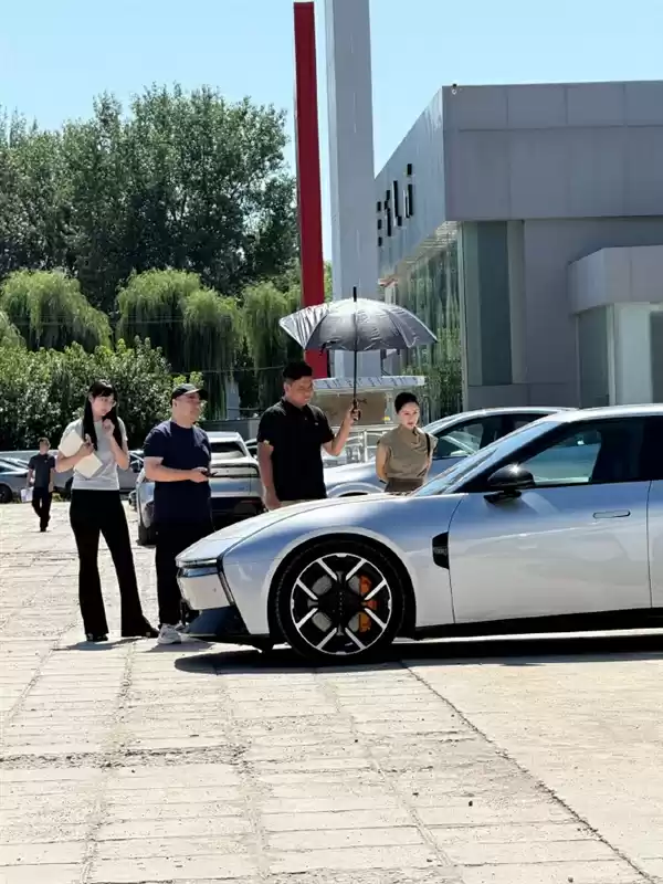 王子文现身小鹏门店