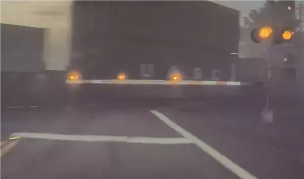 特斯拉FSD被指在铁路口无法识别火车