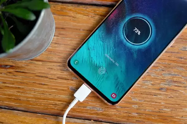 曝明年不止一家推出10000mAh手机：充电宝将被终结