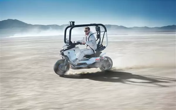 宝马发布全新纯电概念摩托：自带防护笼