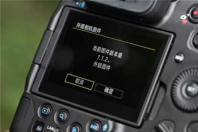 EOS R1 1.1.2固件升级