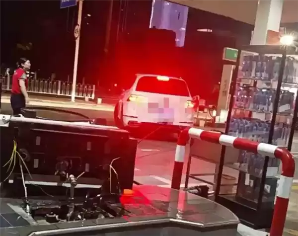 女子驾车忘拔油枪导致加油机倾倒:安全装置立下汗马功劳