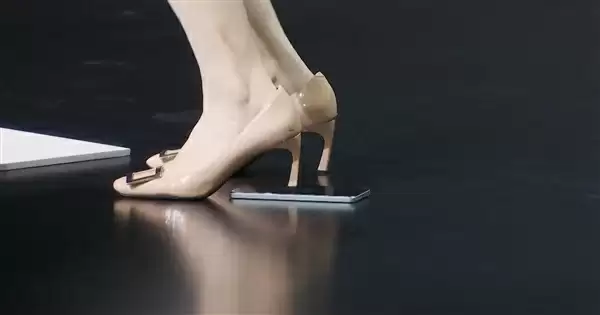 OPPO美女产品经理Monica宣布辞职