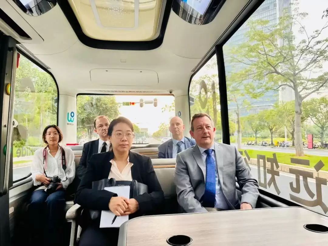 代表团体验自动驾驶车辆