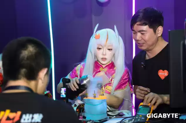 HiCookie指导雕妹进行液氮超频