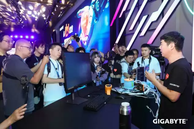 媒体围观HiCookie现场超频挑战