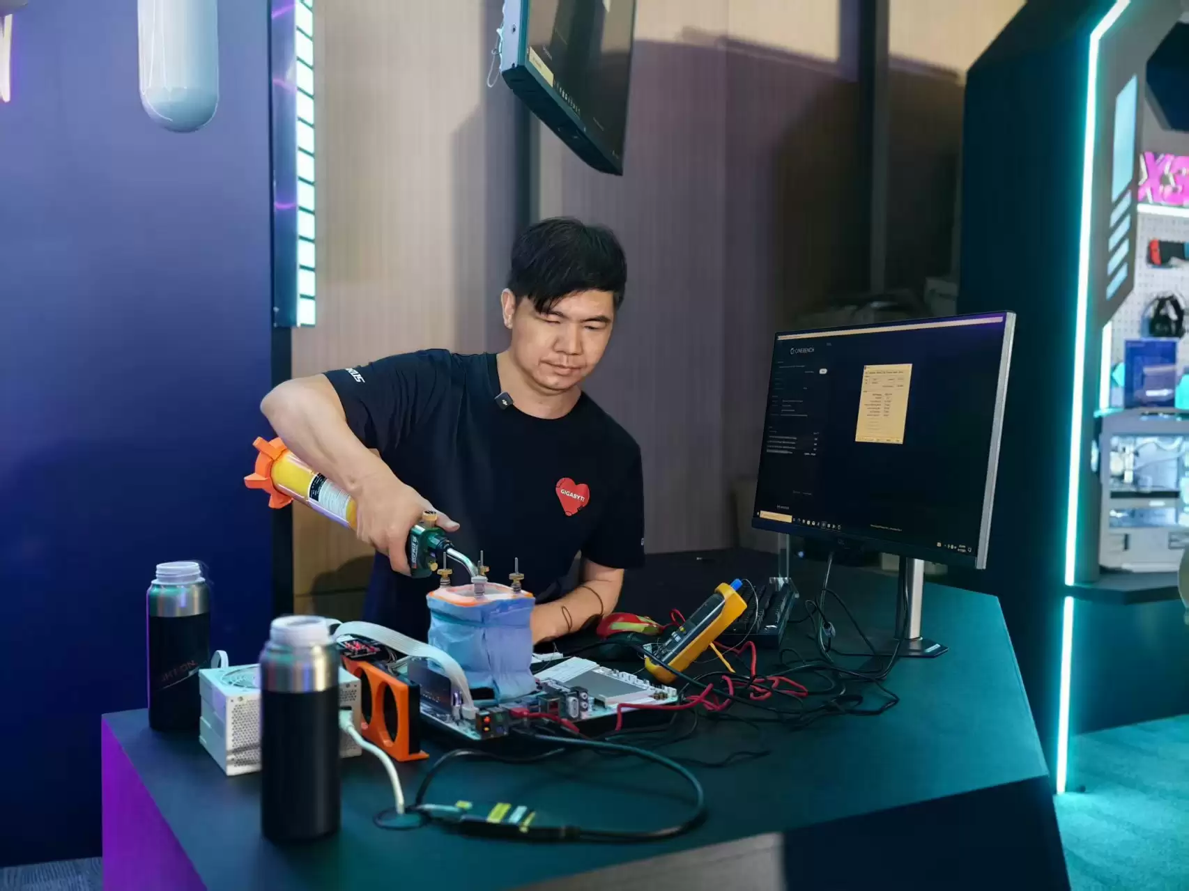 AMD锐龙9800X3D超频现场