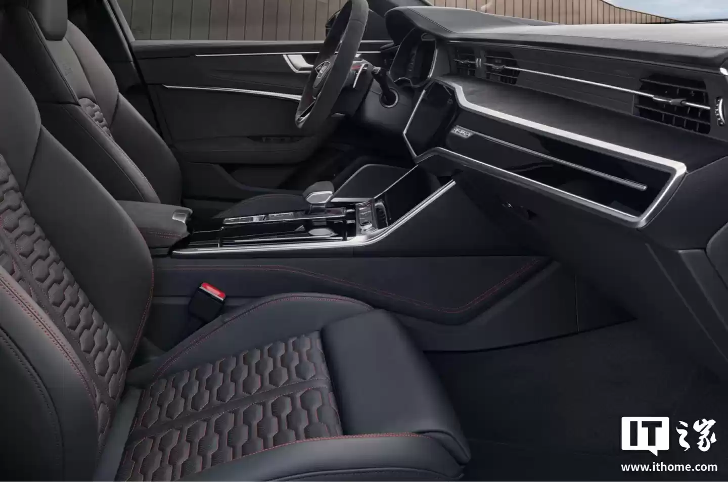 售价 145.38 万元、V8 动力,2025 款奥迪 RS 6 Avant performance 上市