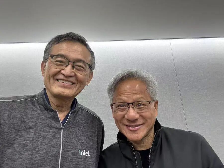 黄仁勋与陈立武合影