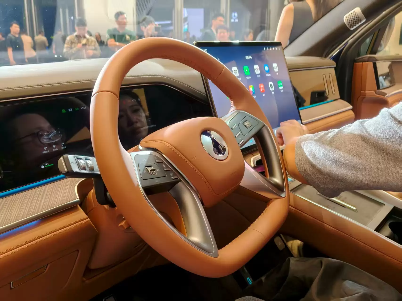 腾势N9双色车身设计