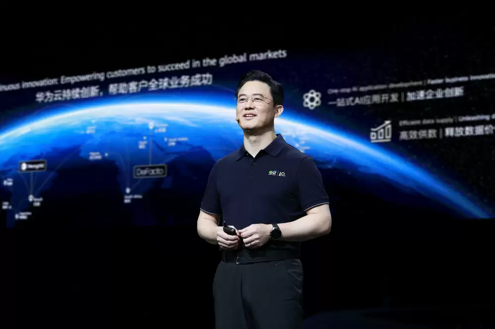 华为云全球Marketing与销售服务总裁杨友桂