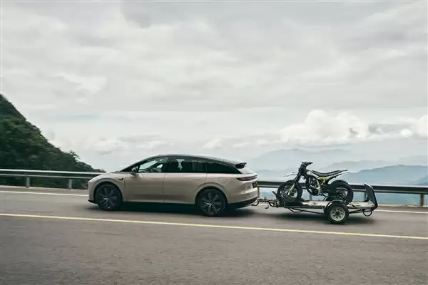 价格或有大惊喜！李想公布理想i6新颜色命名“云朵黄”