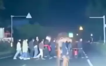 对向货车开远光