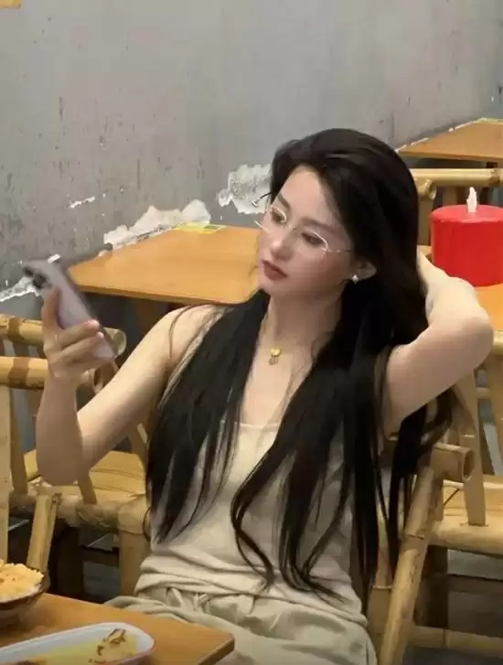 网红撞脸刘亦菲爆火！本人透露直播原因：实习时工资太低