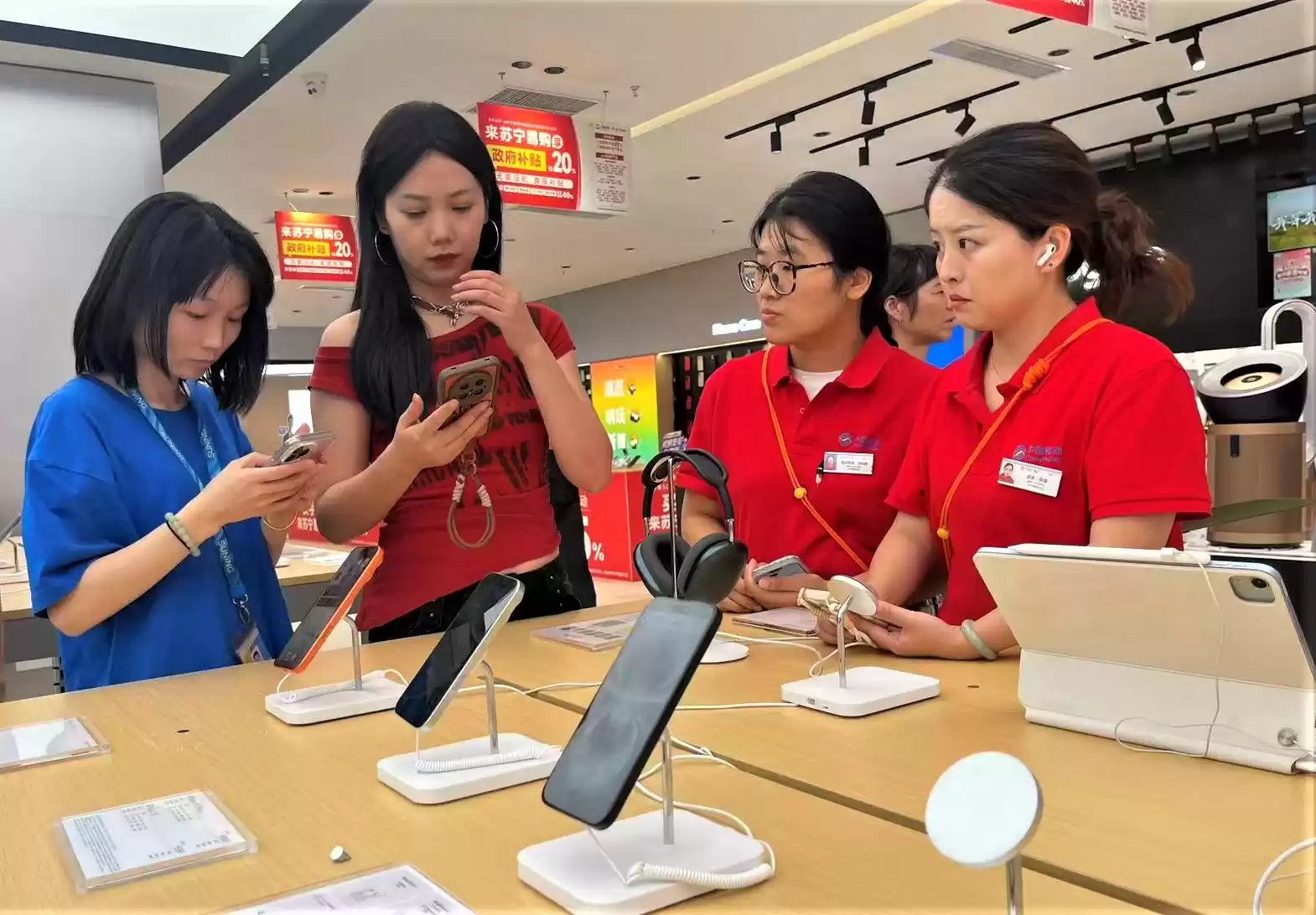 苏宁易购门店iPhone 17首发场景