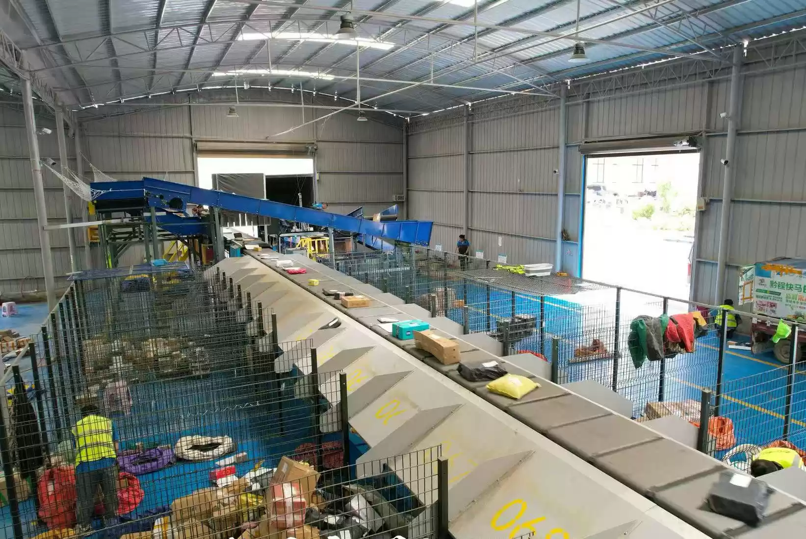 智能分拣设备工作场景