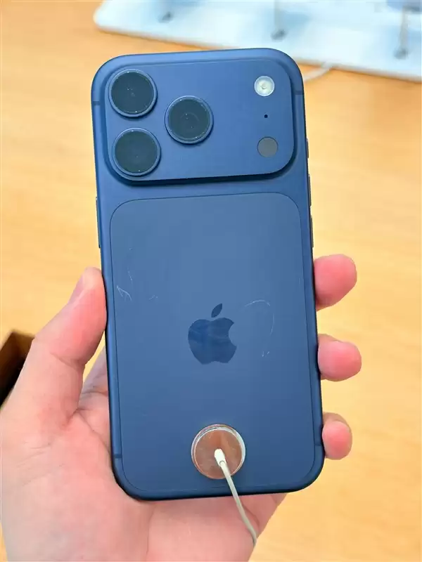 苹果线下店展出iPhone 17 Pro真机：已满身划痕！铝合金机身被吐槽质感差