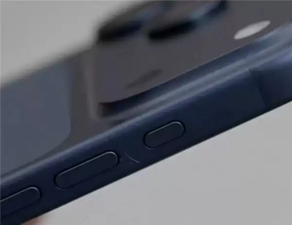 苹果线下店展出iPhone 17 Pro真机：已满身划痕！铝合金机身被吐槽质感差