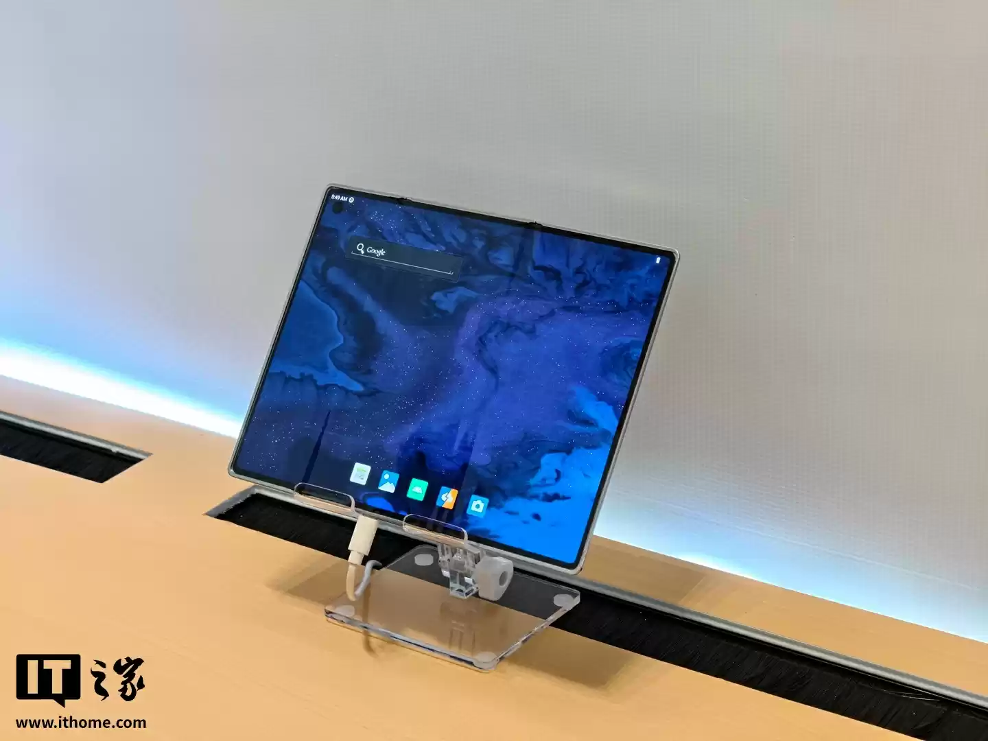 天马三折叠手机屏幕方案亮相：全球首款G