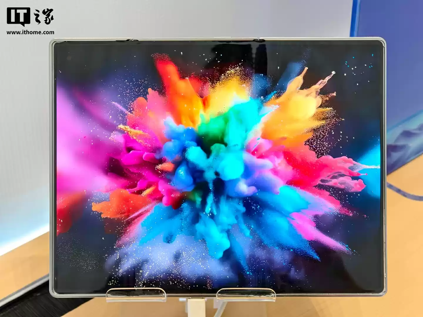 天马三折叠手机屏幕方案亮相：全球首款G