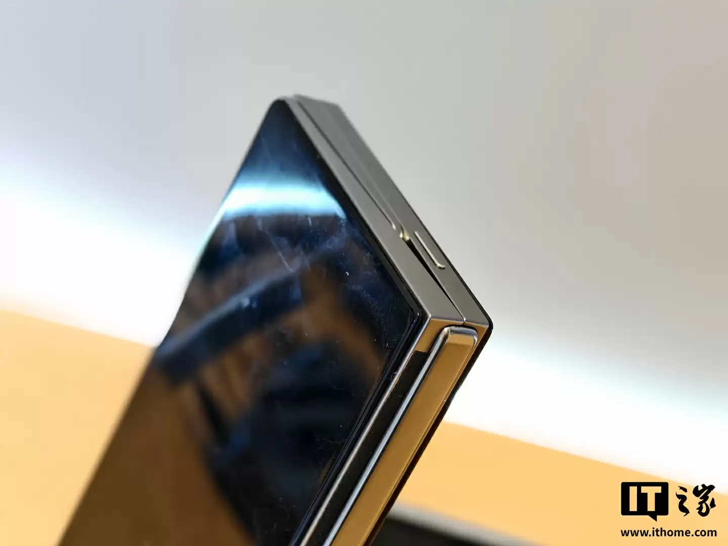 天马三折叠手机屏幕方案亮相：全球首款G