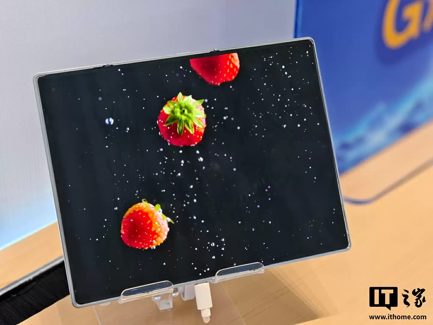 天马三折叠手机屏幕方案亮相：全球首款G