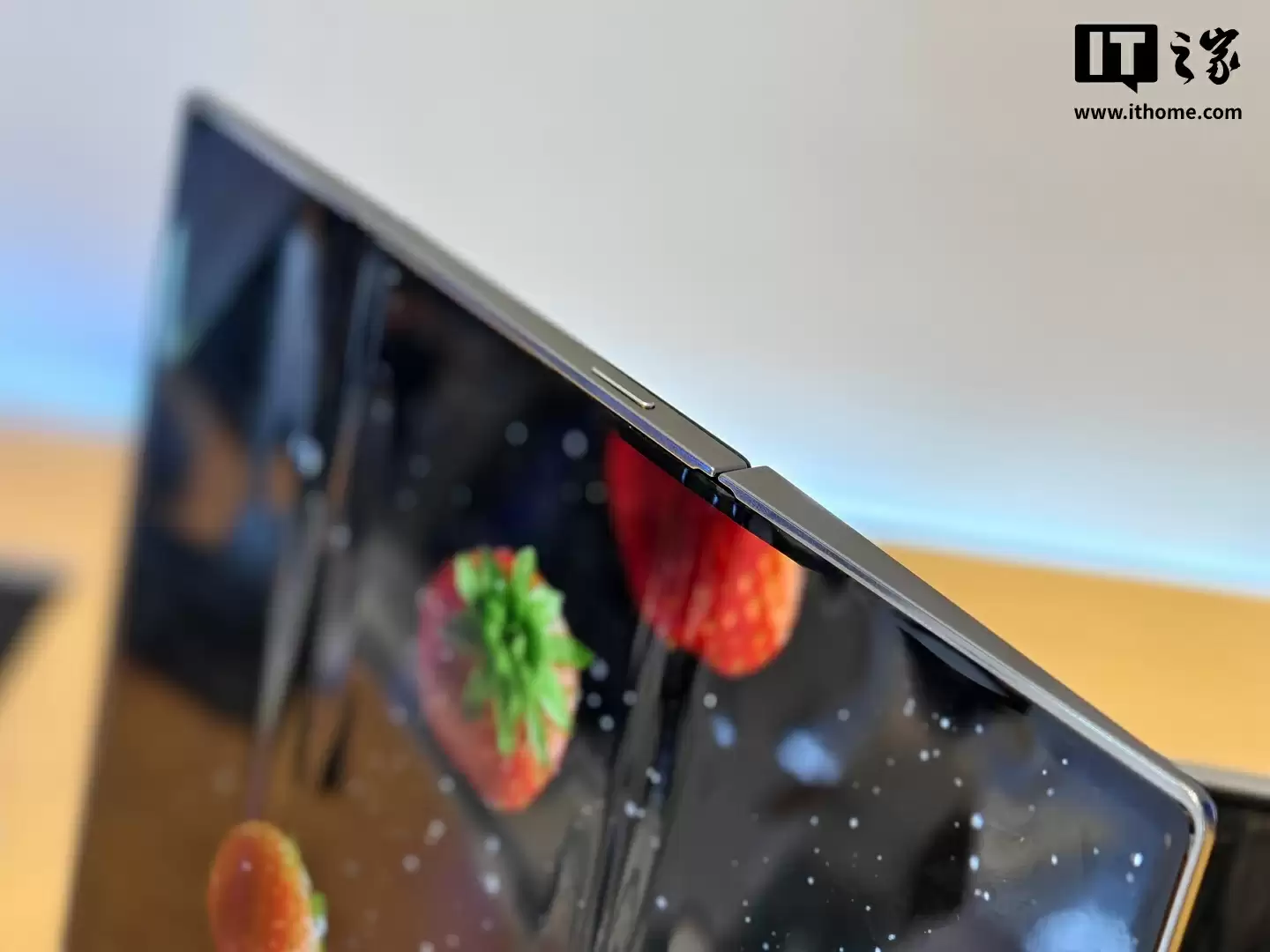 天马三折叠手机屏幕方案亮相：全球首款G