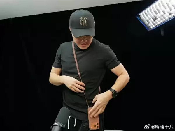 479元一根的苹果17挂绳真有人买：王自如晒上身效果