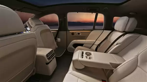 理想i6后排空间