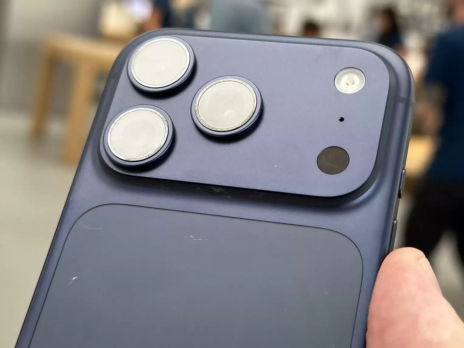 苹果 iPhone 17 Pro / Max 遇划痕危机，深蓝色版尤为明显