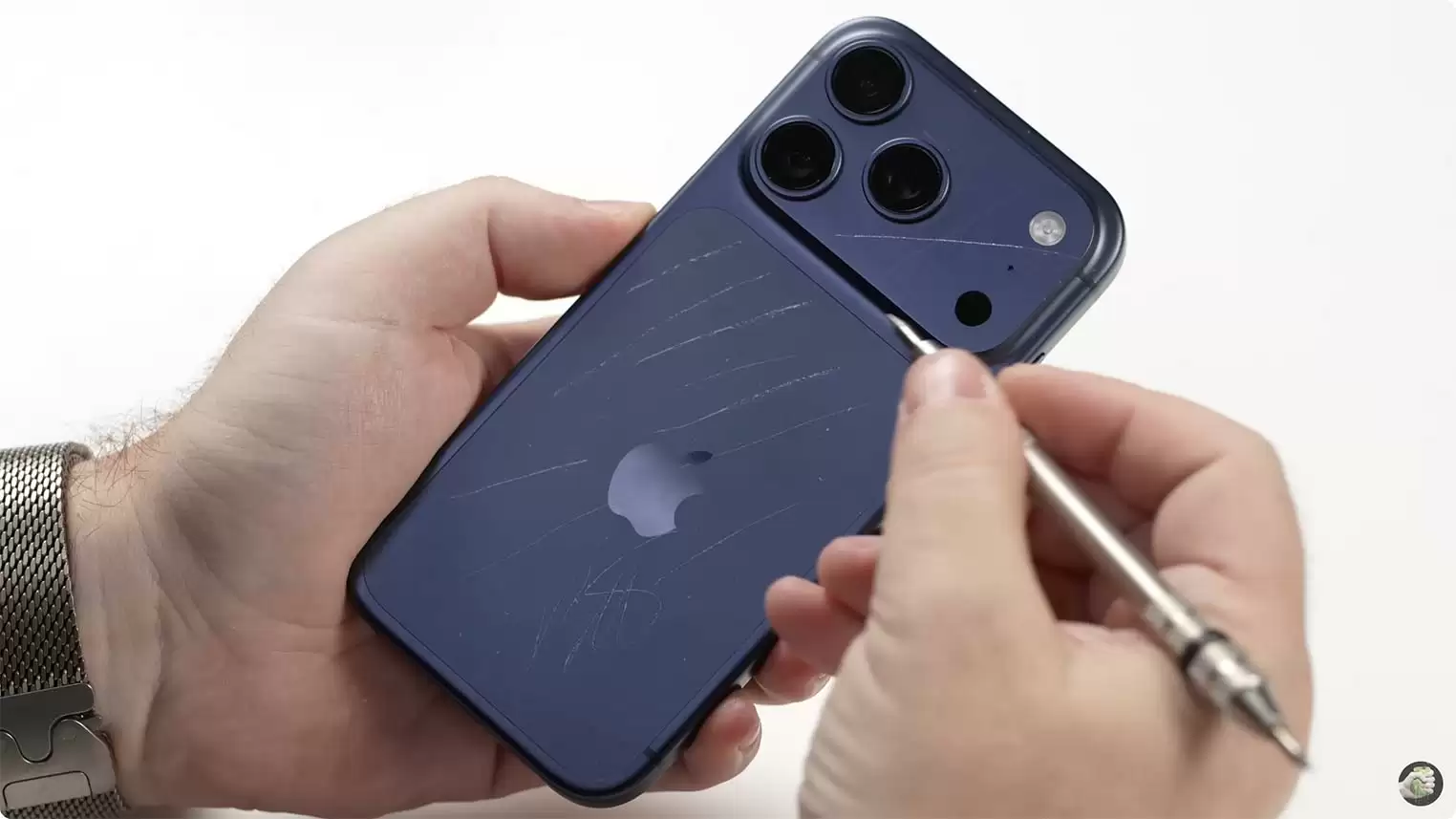 苹果 iPhone 17 Pro / Max 遇划痕危机，深蓝色版尤为明显