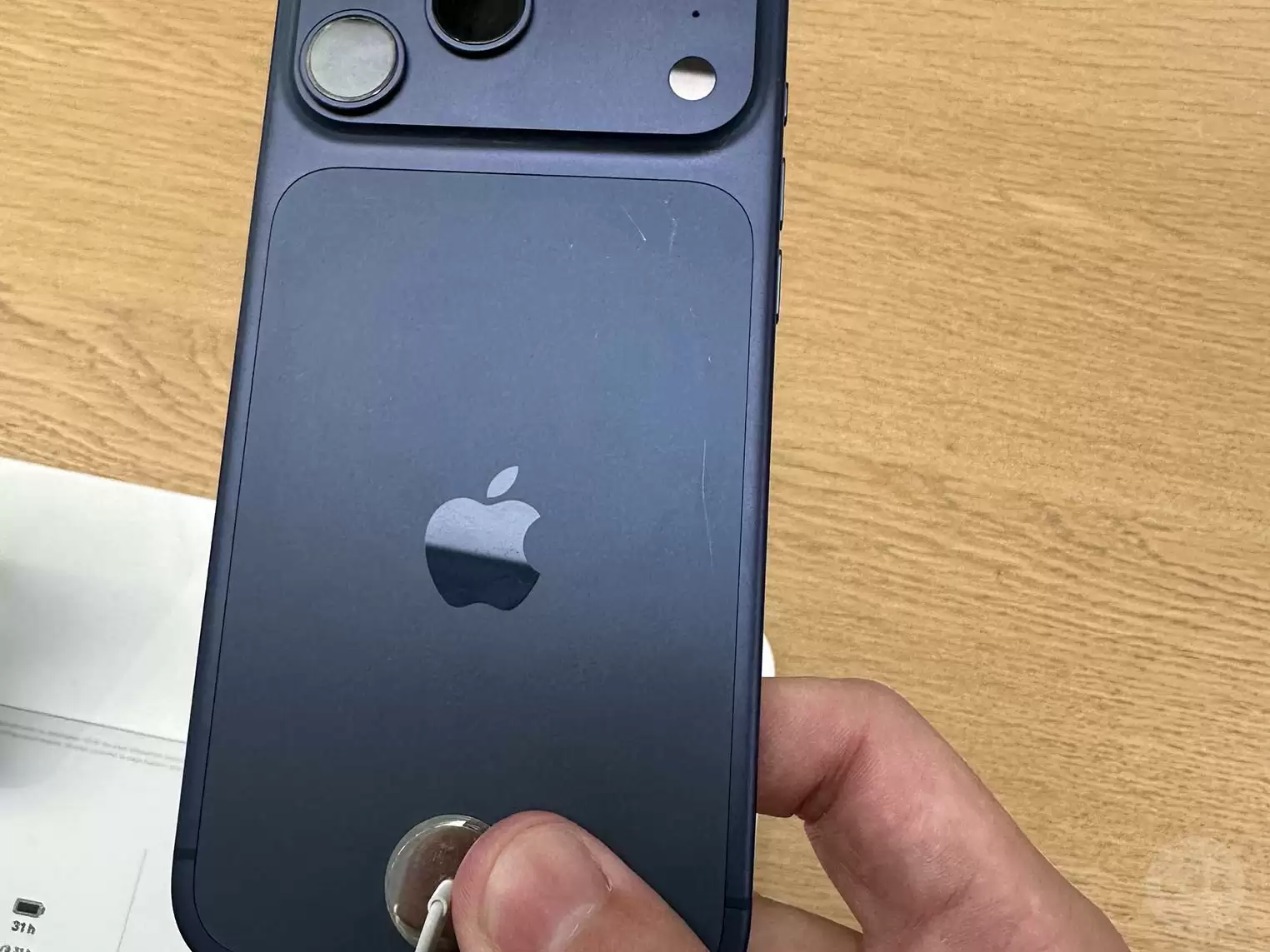 苹果 iPhone 17 Pro / Max 遇划痕危机，深蓝色版尤为明显