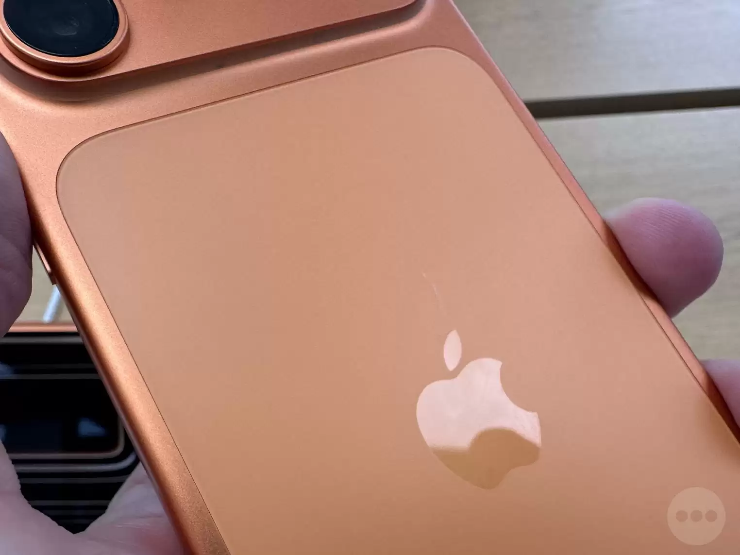 苹果 iPhone 17 Pro / Max 遇划痕危机，深蓝色版尤为明显