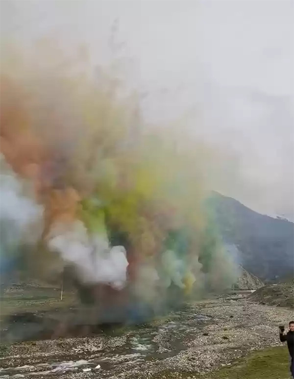 始祖鸟在喜马拉雅山脉放烟花引争议