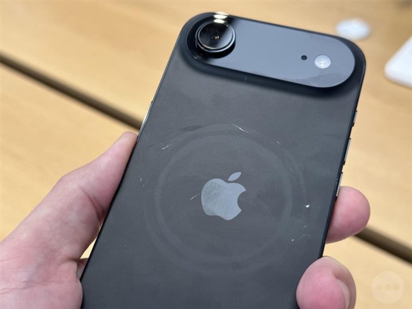 iPhone Air黑色展示机上出现磨损