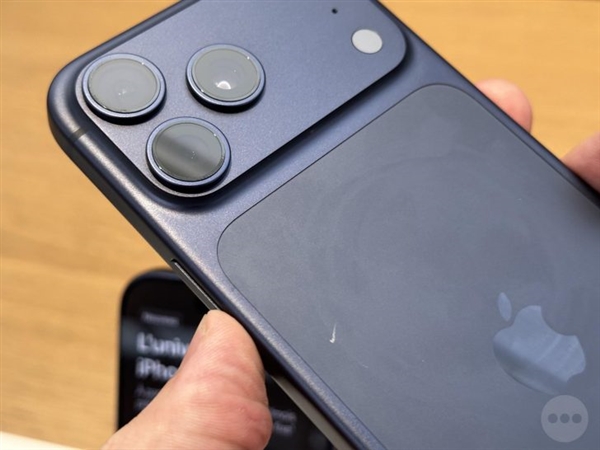iPhone 17 Pro蓝色版上出现的划痕