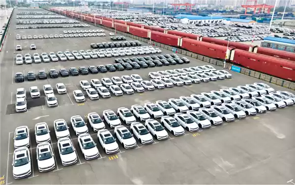 火车托运私家车专属红色车厢