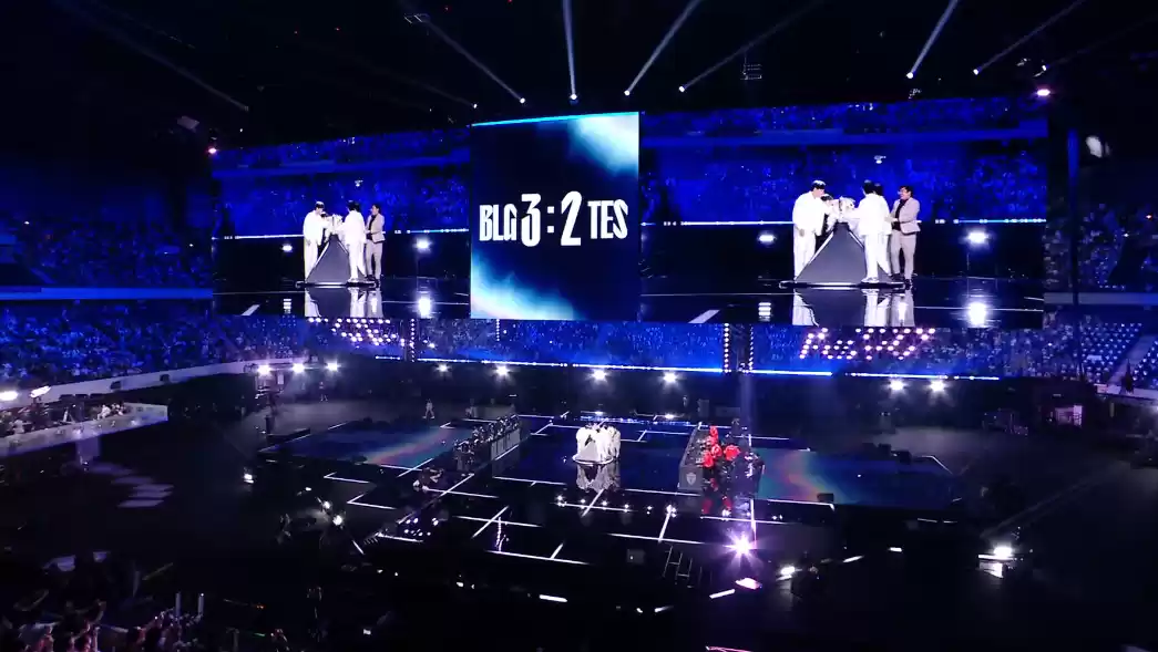 BLG队员捧杯瞬间