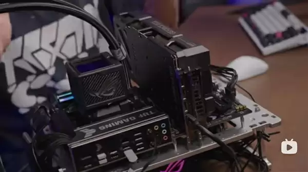 显卡250W内不用接线！华硕展示魔改PCIe全新供电概念